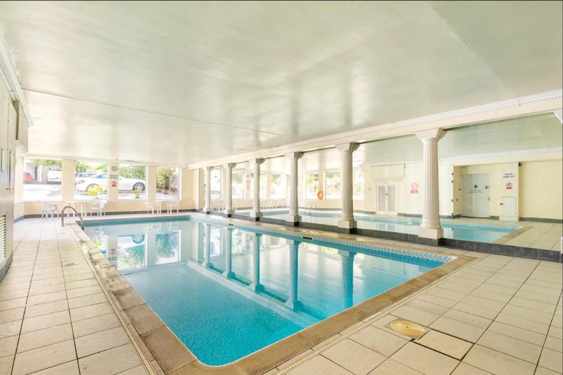 Central Bright 3 Bed Flat With Pool & Parking エディンバラ エクステリア 写真