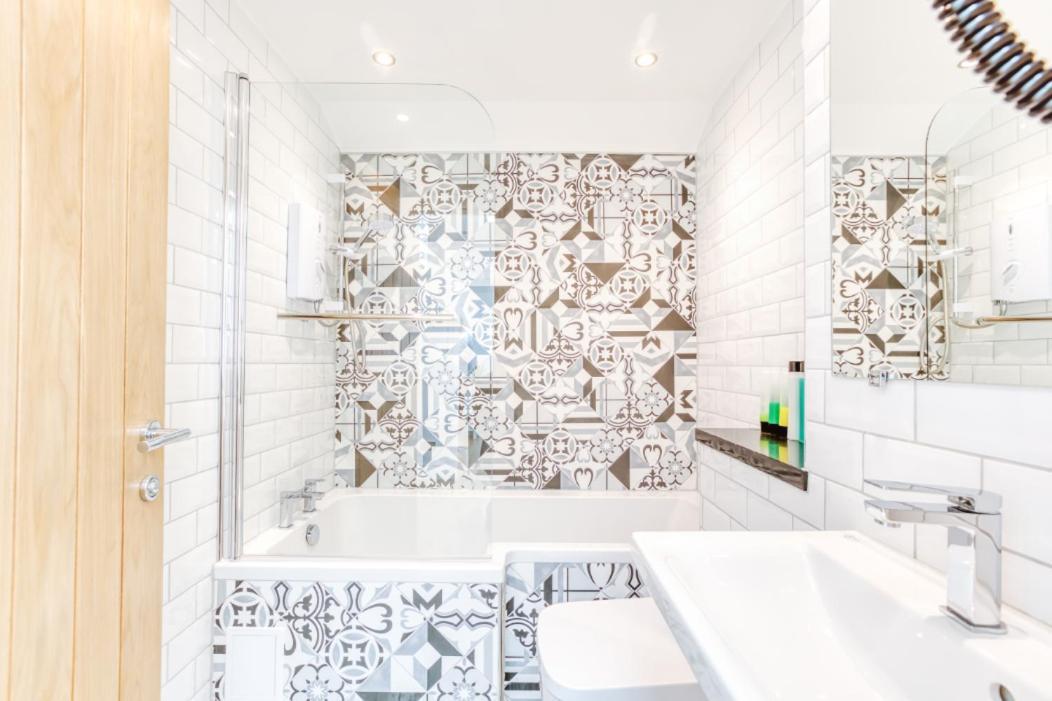 Central Bright 3 Bed Flat With Pool & Parking エディンバラ エクステリア 写真