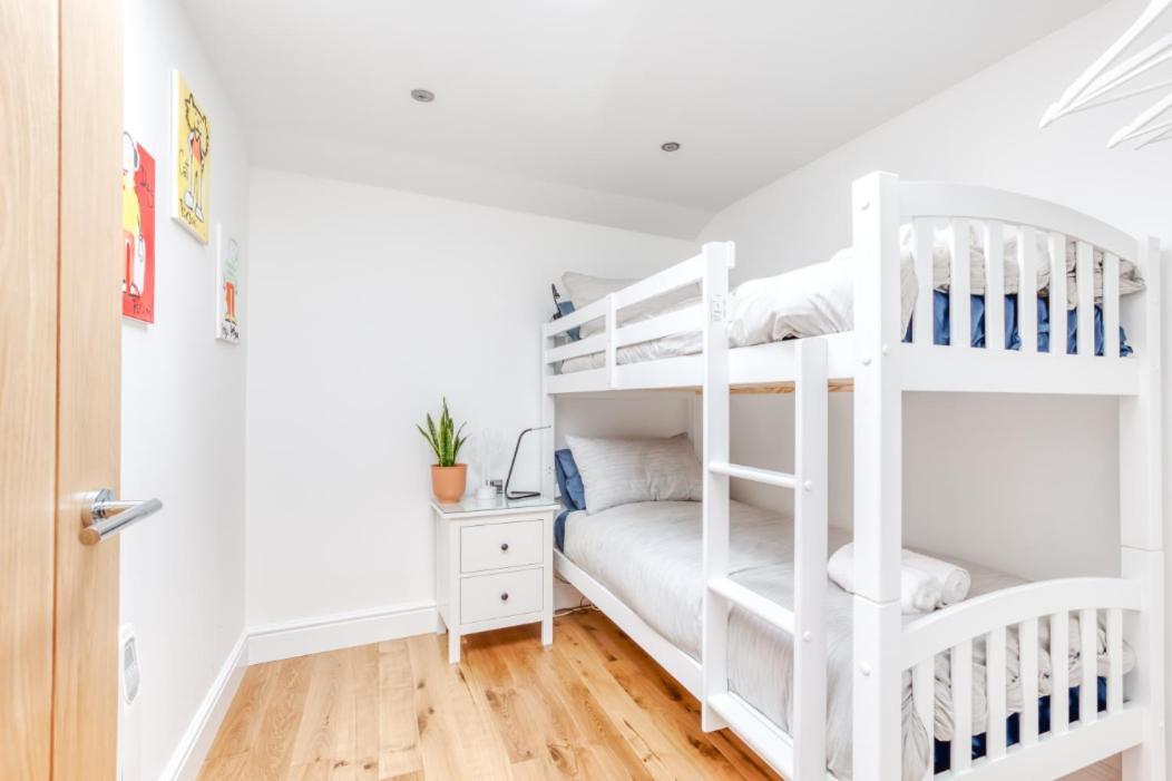Central Bright 3 Bed Flat With Pool & Parking エディンバラ エクステリア 写真