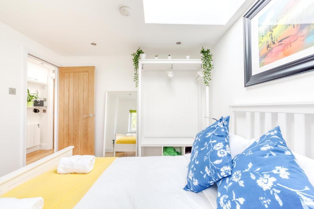 Central Bright 3 Bed Flat With Pool & Parking エディンバラ エクステリア 写真