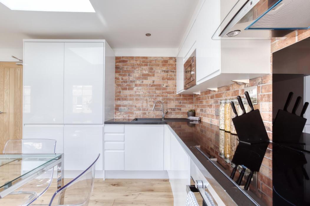 Central Bright 3 Bed Flat With Pool & Parking エディンバラ エクステリア 写真