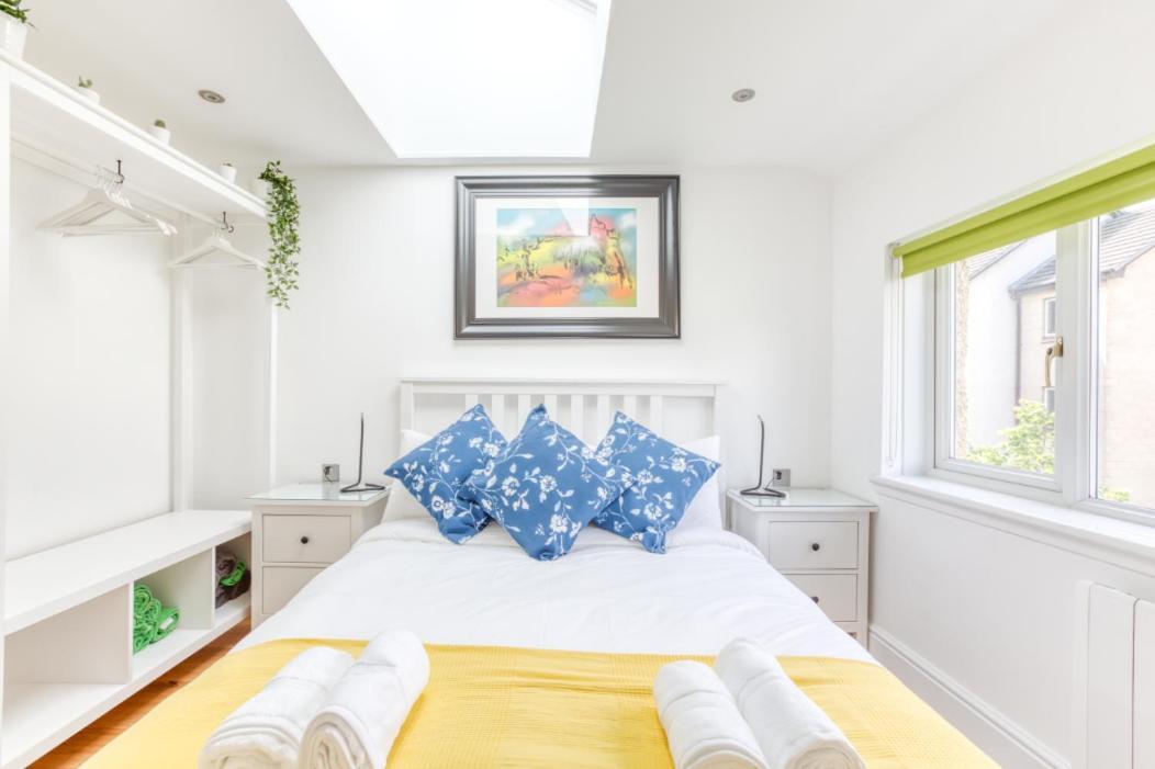 Central Bright 3 Bed Flat With Pool & Parking エディンバラ エクステリア 写真